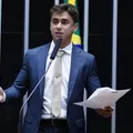 Nikolas Ferreira afirma ser alvo por denunciar livro sobre estupro coletivo imagem