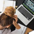 Empresas irão desenvolver planos de saúde mental para os funcionários imagem