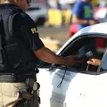 Casal se passa por agentes e usa viatura da PRF para cobrar dívida imagem