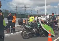 Acidente no viaduto Nelson Dahia causa congestionamento em Salvador