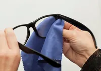 Álcool e detergente? Não use esses ingredientes para limpar o óculos