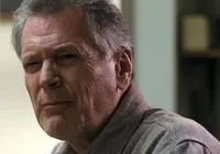 Ator de 'Stranger Things' e 'Dinastia' morre aos 77 anos imagem