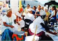 Baianas de acarajé simbolizam a cultura e a resistência das mulheres negras que tiram o sustento nas ruas imagem
