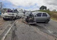 Batida entre dois carros deixa um morto e cinco feridos na Bahia