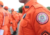 Bombeiros reforçam buscas por garota que caiu em bueiro