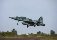 Caça da Força Aérea Brasileira cai durante exercício de treinamento