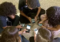 Segundo MEC, proibir os celulares na escola "melhora a aprendizagem" imagem