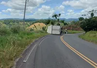 Caminhão baú tomba na BA-540 entre Mutuípe e Amargosa