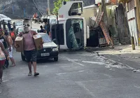 Caminhão tomba, esmaga carro e carga de carne é saqueada em Salvador