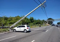 Carro bate em poste na Paralela e causa congestionamento na via