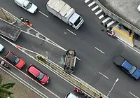 Carro capota e mulher fica ferida perto do Salvador Shopping