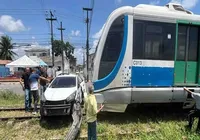 Carro é atingido por VLT ao tentar atravessar linha férrea