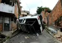Carro tomba após motorista tentar subir ladeira em Salvador