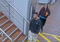 Casal faz sexo embaixo de escada e causa alagamento em estação de trem