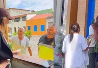 Claudia Leitte visita bairro da infância e reencontra vizinhos: “Lembranças”