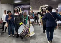 Com dança e axé, Margareth Menezes é recebida em Salvador para G20