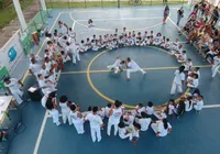 Grupo de capoeira leva cultura e esporte para crianças na Bahia