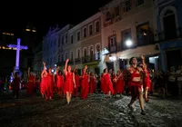 'Cordão Vermelho' da dança arrasta multidão no Pelourinho