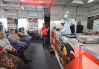 Cozinha Show: chefs de cozinha ensinam hambúrguer de sardinha na Fenagro