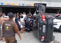 Dois carros caem de estacionamento e atingem outros veículos na Bahia