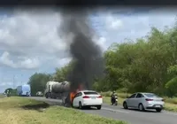 Dois carros pegam fogo e causam longo congestionamento na BR-324