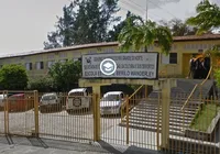 Estudante atira na cabeça de colega em escola pública