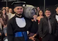 Estudante homenageia pai com botijão de gás em formatura e viraliza