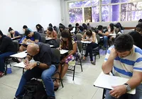 Estudantes fazem a prova do Enade neste domingo