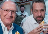 Ex-adversários, Alckmin e Boulos dividem sanduíche de pernil em bar