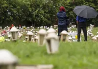 Familiares homenageiam entes queridos em Dia de Finados