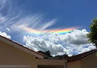 Fenômeno raro, 'arco-íris de fogo' é visto no céu; vídeo