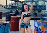 Filha de Petkovic vira funkeira e faz ensaio sensual em favela do Rio imagem