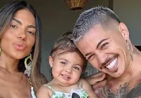 Filha de Tays Reis é flagrada comendo ração do cachorro; veja vídeo