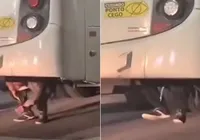 Flintstones? Homem viaja em ônibus com os pés no asfalto