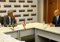 Ford expande centro na Bahia e entrega veículos híbridos ao governo