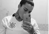 Garota morre ao se distrair com celular e cair de prédio; confira vídeo