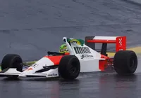 Hamilton pilota McLaren de Ayrton Senna e emociona público