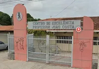 Homem esfaqueia 'ex' em local de votação