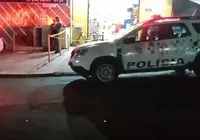 Homem leva tiro no queixo após tentar tirar arma de PM em adega