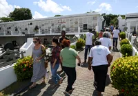 Homenagem aos que se foram movimenta cemitérios de Salvador