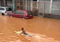 Homens 'aproveitam' enchentes em Salvador para surfar; veja vídeo