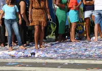 Idosa cai em buraco escondido por santinhos em Salvador