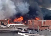 Incêndio de grandes proporções atinge dezenas de casas