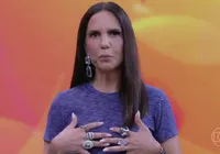 Ivete para show e dá "bronca" em fã que fumava cigarro eletrônico