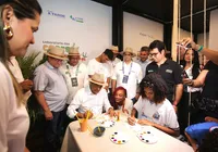 Governador participa de oficina de pintura com crianças na Fenagro