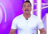 Leo Dias comete gafe e leva "bronca" ao vivo: "Algo importante"