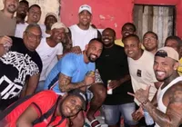 Leo Santana curte 'sextou' com amigos em Boa Vista do Lobato: "Feliz no simples"