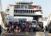 Ferry encosta em outra embarcação para desembarque de passageiros; assista