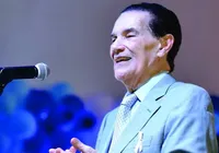 Divaldo Franco recebe alta 9 dias depois de internação para tratar câncer imagem