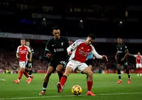 Liverpool arranca empate com Arsenal, mas perde liderança do Inglês